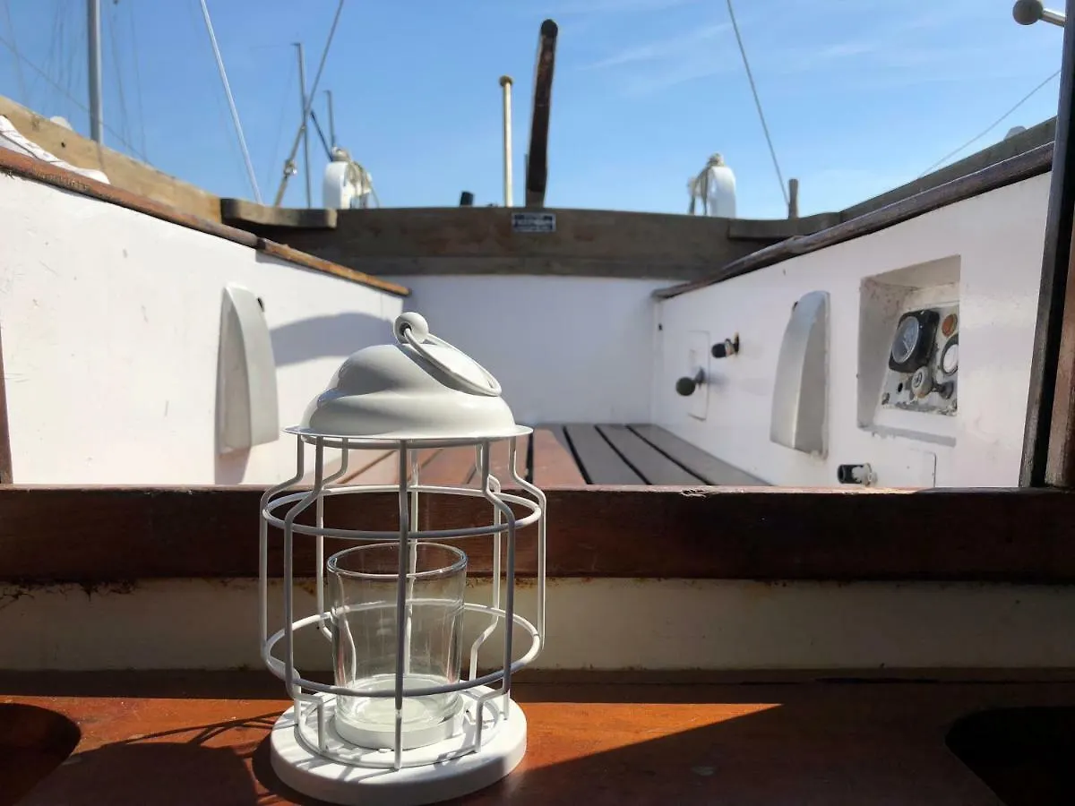 Botel Boat & Bed Bruges Hotel